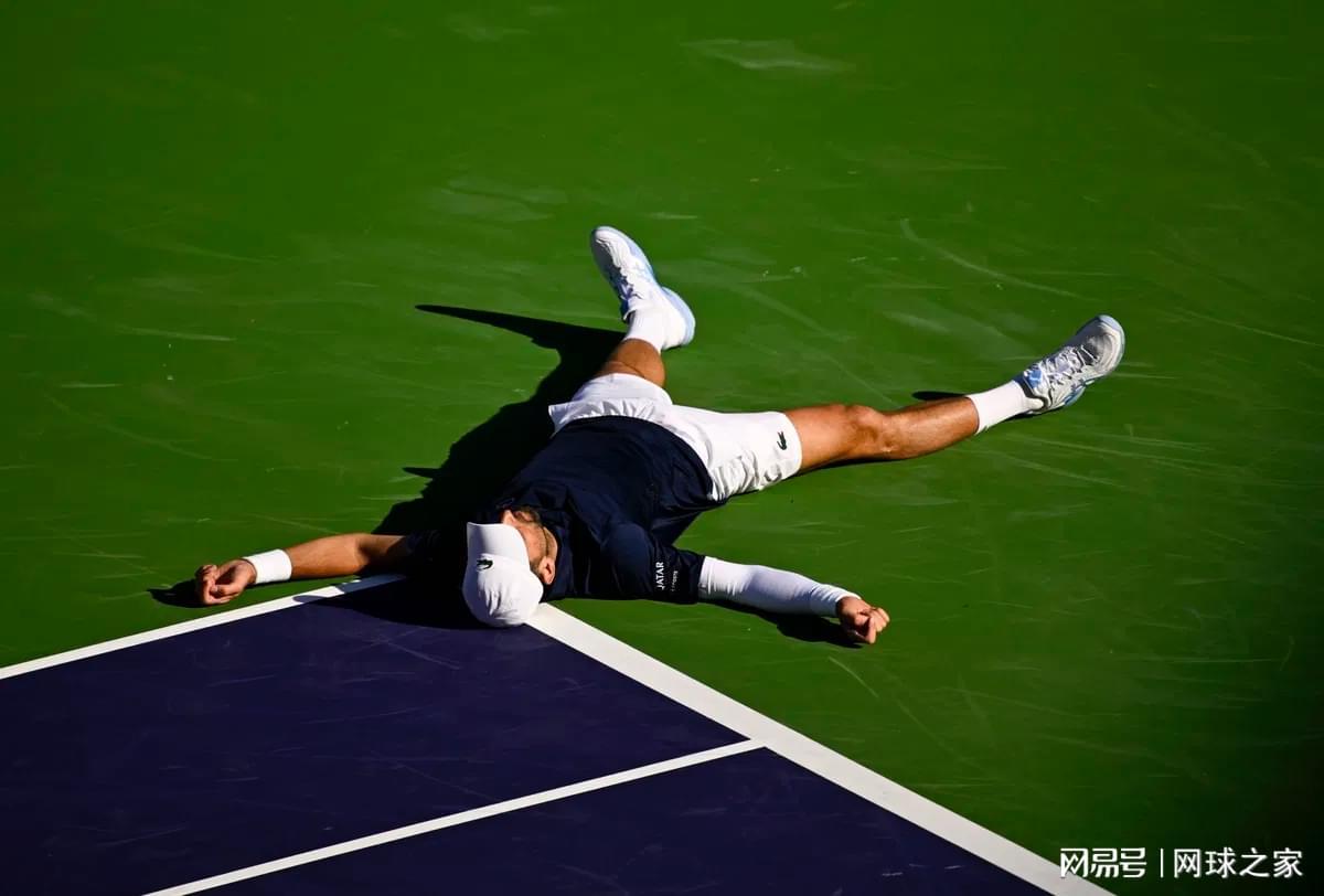 世界杯高清直播-德约科维奇比赛中途呕吐,印第安维尔斯酷热天气引发惊险一幕